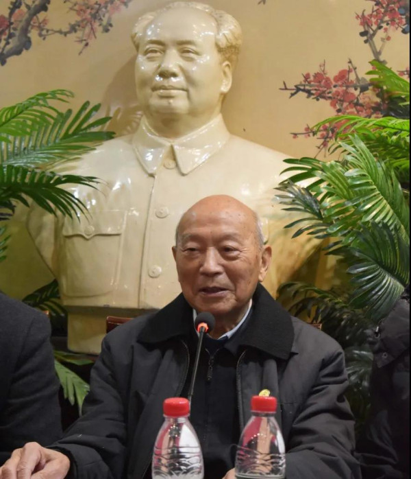 一浪高过一浪的纪念毛主席的热潮将一切小人们的卑鄙伎俩淹没,新爆料出来的关于毛岸英的影像资料迅速走红网络,无声中传递的讯息是:人民从来没有忘记毛主席,人民从来没有忘记为人民服务的人,人民从来没有忘记毛主席一家为了中国人民的革命事业牺牲的六位亲人。