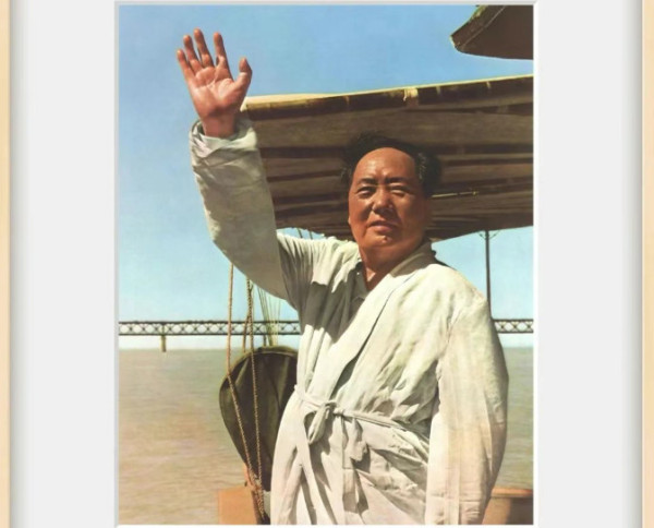 革命到底：毛主席73岁畅游长江，朱老总88岁登战舰乘风破浪，周总理晚年指挥大家唱