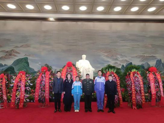 毛主席诞辰128周年,毛新宇携家人现身纪念堂,深切缅怀