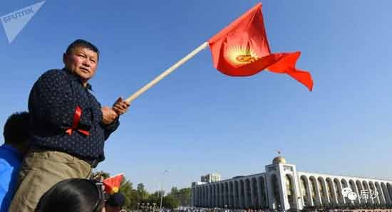 吉尔吉斯斯坦国家虽小，但NGO密度为世界最高。总人口不过637万，NGO却有5000-10000家，平均一千人就有一个NOG。慈善的、公益的、人权的、环保的、动保的、女权的、宗教的……你能想到的都有，口号都是美好、温暖、感人的。