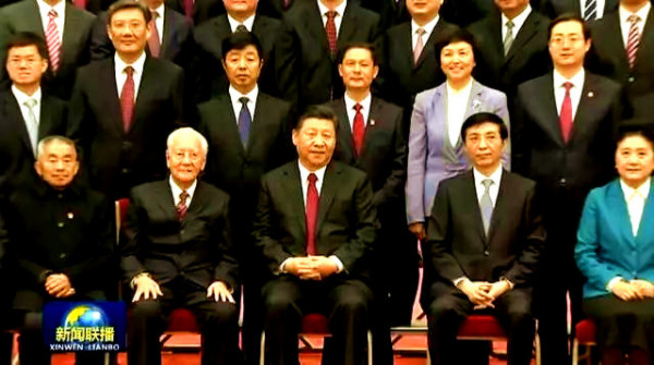 一个平凡的灵魂，要想漂向久远，一个绝对的前提，就是要顺应历史的发展潮流。乌兰牧骑和黄旭华、黄大发，跃上了毛主席亲自掀动并大力推动的历史洪流，都成了弄潮儿。