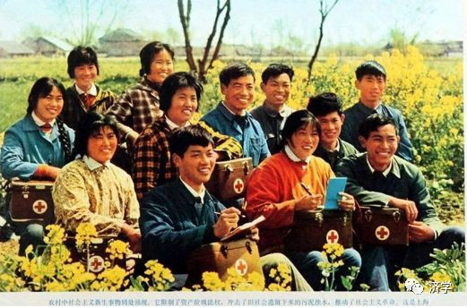 毛主席始终不渝地为了群众，相信群众，依靠群众，因此在各个领域真正落实体现了“全心全意为人民服务”的宗旨