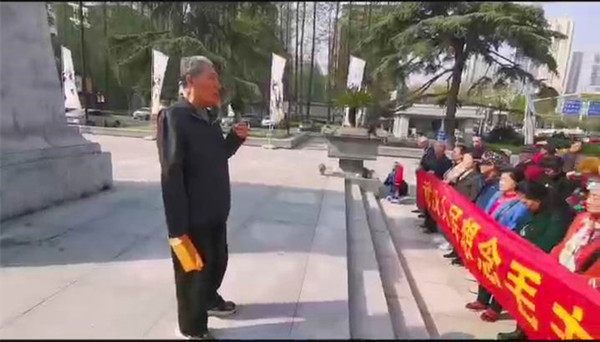 “在南岸嘴建毛主席畅游长江塑像”提议，正式向武汉市人大提出