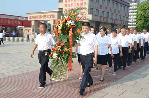 南街村举行纪念毛主席逝世43周年活动