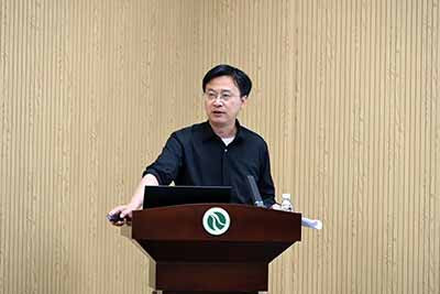 带头人”是中国共产党群众路线在基层的人格化载体,它由党组织选拔培养,在实践中锻造,在群众监督中成长。从革命年代的生产队长、劳动英雄,到今天的村支书、“能人”,这一角色在历史断裂与延续中生生不息。中国基层治理的活力,正是在于制度支撑和组织引领下持续涌现扎根群众的带头人,这既是革命的历史遗产,也是未来基层发展的重要命题。