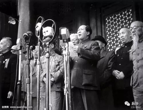  自“五四”运动兴起的各种思潮和反传统思想，与中国政治模式变化相伴相随，但谁能让中国人民觉醒并找到一条真正的出路？只有中国共产党。