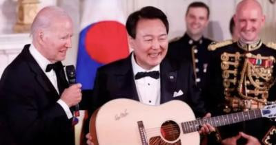 它们之所以迫不及待地与日本媾和,向美国献媚,不惜出卖自己国格,背叛自己的祖先和历史……因为他们害怕,害怕自己时日无多,终将遭到历史的清算。