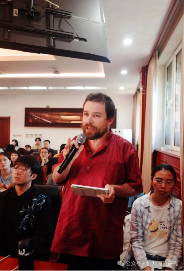 哈特教授的演讲横跨马克思、维尔诺、斯宾诺莎、德勒兹等思想谱系,既有宏大的历史视野,又有锐利的现实关怀;三位评议人的理论交锋与在场师生的开放性提问,共同构成了这场高质量学术对话的完整图景。在当前全球AI热潮持续升温、各国纷纷出台相关政策的大背景下,哈特教授从马克思主义政治经济学出发对数字自动化所作的批判性分析,无疑为中国学界提供了一个重要的理论参照。