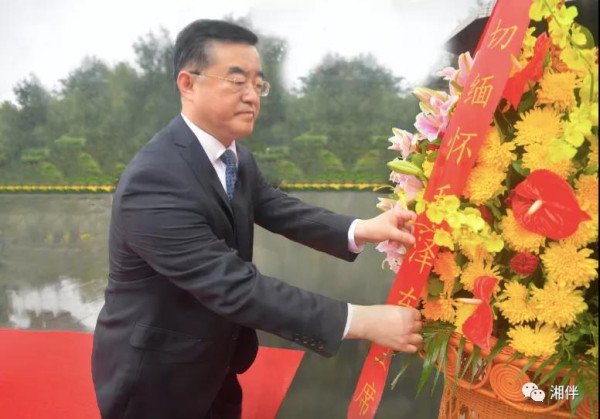 到任湖南的第一天，省委书记张庆伟专程到韶山瞻仰参观