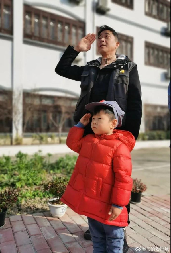 敬立毛主席像现场,万人挥手高喊毛主席万岁:纪念毛主席诞辰127周年