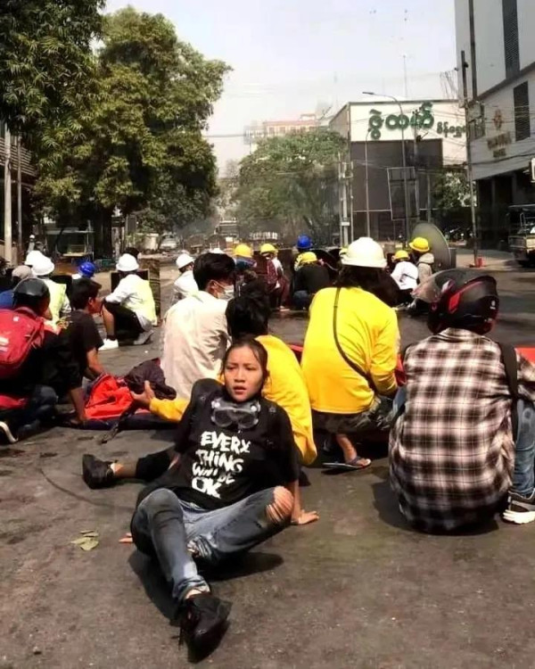 西方在选取这个祭品之时，对其华裔身份的利用也一定有了考虑。