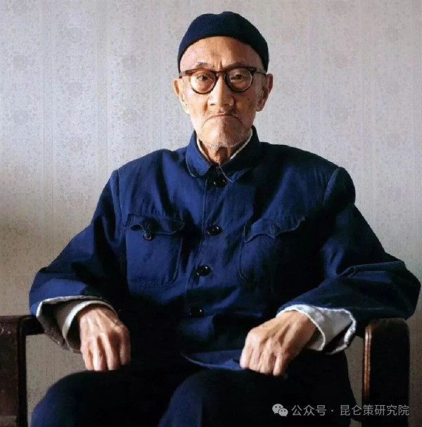 1953年9月毛泽东与梁漱溟之间的争论值得我们关注。二人之间的争论实际上是1953年之后中国走向的争论。梁漱溟作为民国乡村建设的代表人物，他的所作所为代表着相当一部分资产阶级的政治诉求。四面受敌的新政权容不得错误思潮忙中添乱，这也就是毛泽东为什么重视批评梁漱溟的原因。当我们重新思考这段历史，在具体的历史情境中作具体分析，我们会发现毛泽东的深思远虑。