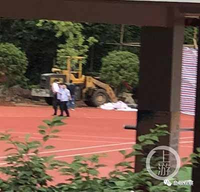 建议授予邓世平老师一个烈士称号，但愿这社会有更多昂首挺胸（不再含恨）的邓世平！