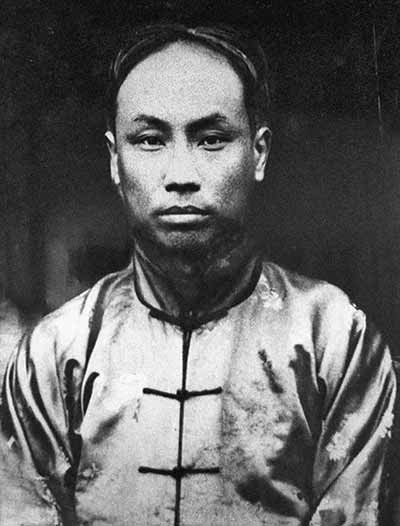 毛主席在总结第一次国内革命战争的教训时深刻指出：“在一九二七年北伐战争达到高潮的时期，我党领导机关的投降主义分子，自愿地放弃对于农民群众、城市小资产阶级和中等资产阶级的领导权，尤其是放弃对于武装力量的领导权，使那次革命遭到了失败。”