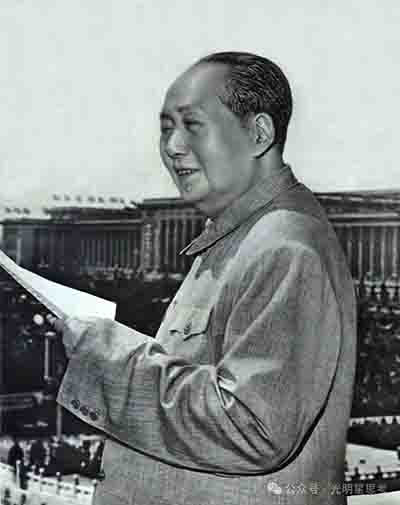 在风起云涌的反帝斗争洪流中，美国人民无疑为这面反抗的旗帜染上了最鲜艳的一抹红色。