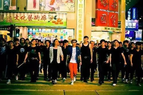 当一种人人讲付出、人人讲奉献、人人有觉悟、人人有精神的高级文明，被一种自私、自利、低俗、腐朽、暴力、戾气的低级文化所取代，其结果自然不言而喻。