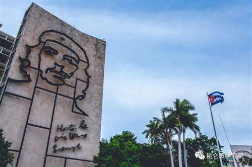 古巴大使馆官方微博报道驻华大使卡洛斯·米格尔·佩雷拉·埃尔南德斯与李慎明交流