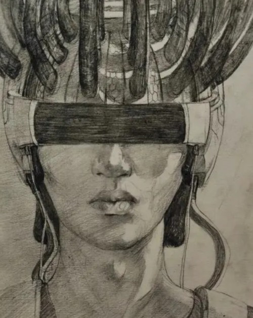 看电影、看小说、看动画片、看购物广告才是“洗脑”，资本主义的洗脑，高级就高级在它是和人类本能的欲望结合在一起的，人类追求享乐、美色、金钱，这些都是本能的欲望，资本主义牛逼就牛逼在它把“欲望”包装成了“理想”，把“兽性”包装成了“人性”。
