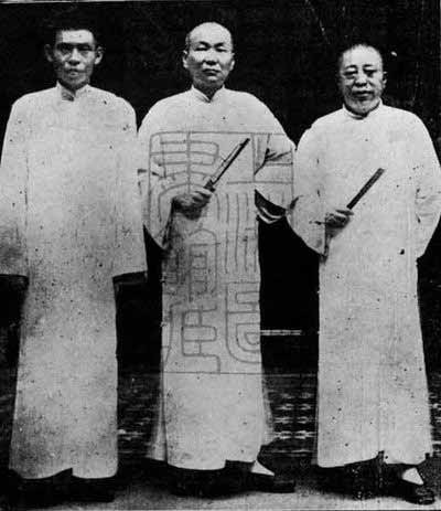 有些人，总幻想着回到民国时代，自己成为腰缠万贯的达官贵人、风流倜傥的公子哥，可以挥金如土、风花雪月，但是如果真的回到民国时代，他大概率会沦落为流离失所的饥民、恶霸地主的长工、资本家工厂里的包身工，或者被国民党拉壮丁当炮灰!