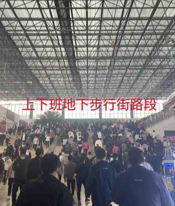 郑州港区富士康员工自述:阳性接着上班,不上班不能吃饭,有密接打地铺睡觉······