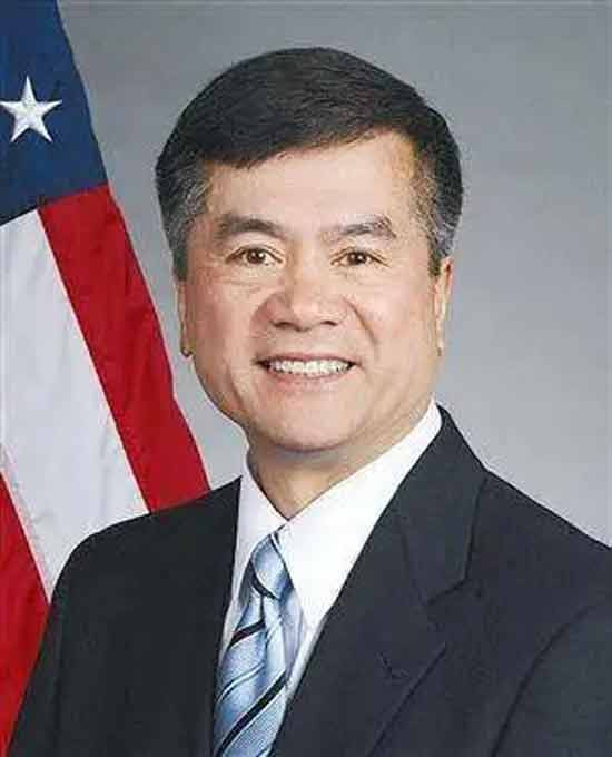 这些华裔，不论是生在中国，还是生在美国，最后选择美国作为自己的国家，本身也谈不上罪过。但他们利用自己对中国情况的了解，与美国的鹰派官僚沆瀣一气，鼓吹对华遏制，成为美国政府的反华智囊，确是实实在在的背叛民族之举。