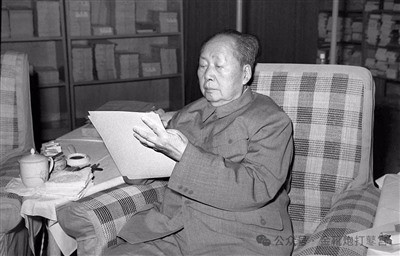 岂曰无碑,山河为碑; 何用留名,人心即名。 公者千古,私者一时。 毛主席万岁!