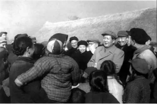 毛泽东，他既是中国人民的救星，也是全世界人民的灯塔。他的思想、他的精神、他的道路，为中国人民和世界人民，指明了前进的方向！