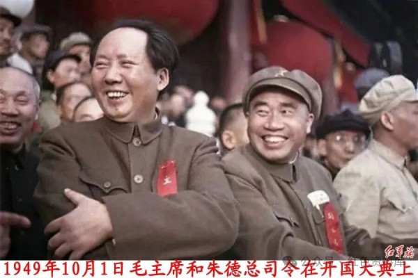开国大典上毛主席、朱总司令开心地笑了