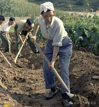 主席说，搞修正主义很容易。怎么办?就是要在无产阶级专政的条件下对资产阶级法权加以限制。