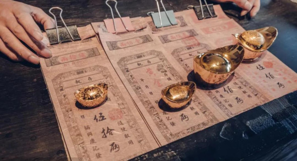 说到底，票号真的懂这个世界吗？其实从明商开始，大明是死还是活，大清能不能崛起，和他们一点关系都没有,他们也没有这个判断力，他们只知道拿战略物资过去和后金换钱，至于国家啥的，嗨，关他们屁事!