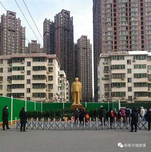 你们可曾想起,你们首先是共产党的领导干部,不是资本家的代言人,更不是国民党的封疆大吏,在你们的辖区内,就不能像尊重科学家一样尊重共产党的创始人毛主席?