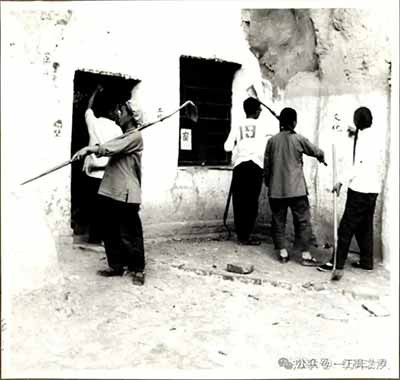 业余学习具有显著的解放潜能，它为大批工人和农民——包括许多此前被排除在正规学校教育之外的妇女——拓展了获取识字能力、技术知识和政治参与的渠道。