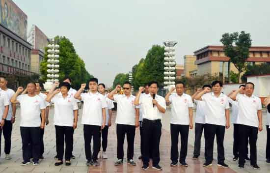 河南省南街村举行纪念毛主席逝世44周年活动