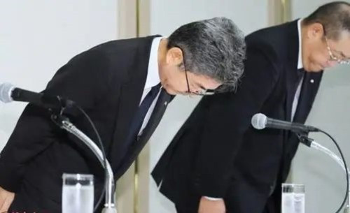 看电影、看小说、看动画片、看购物广告才是“洗脑”，资本主义的洗脑，高级就高级在它是和人类本能的欲望结合在一起的，人类追求享乐、美色、金钱，这些都是本能的欲望，资本主义牛逼就牛逼在它把“欲望”包装成了“理想”，把“兽性”包装成了“人性”。