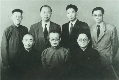 五四运动的发端与高潮，以北京高校为中心，以学生运动为形式，向全国范围铺开，立意在“启蒙”。20世纪20年代中期，新文化运动中心南移上海，出版社取代高校进一步推动启蒙思潮的发展（即思想在“生意”的帮助下推广）后，“五四”新文化才真正垄断了话语领导权。