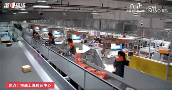 “幕后”的女快递员，性别偏见几时休？