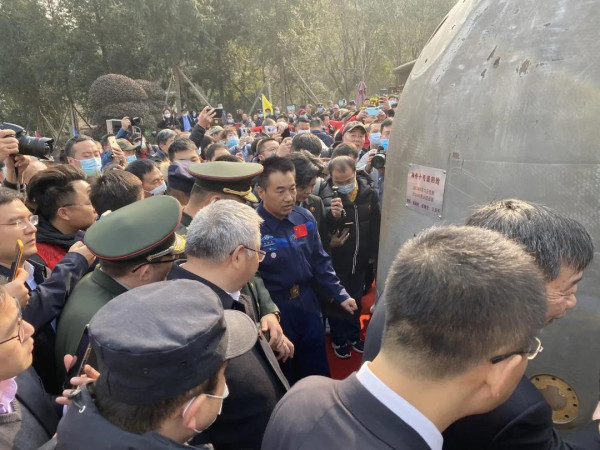 献礼：神舟十号返回舱交给毛主席家乡