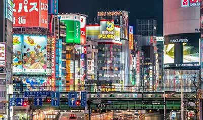 自日本政府宣布对出口韩国的半导体材料加强审查与管控以来，双方争端持续升级。半导体产业是韩国的支柱产业，在原材料供给方面对日依赖度非常高。日本在此次对韩出口管制中显示出一剑封喉的制御能力，与其处在产业链上游的位置密不可分。 围绕日韩纷争，韩国在暴露出自身产业链缺陷的同时，也让人注意到日本被低估的经济实力和科技创新力，因此有必要对所谓“日本失去的二十年”进行重新审视。 1   2019年7月，日本列入
