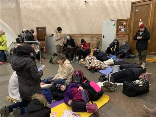 本应成为东西方沟通桥梁的乌克兰，如今却变成了大国对抗的前沿。乌克兰局势的恶化及美国和北约奉行冷战思维挑动对抗，只顾利益不讲道义的现实，足以供那些甘当霸权国家马前卒和棋子的势力三思。