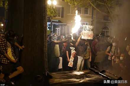 让我们重温上世纪六十年代毛泽东主席支持美国黑人抗暴斗争的声明，认清本质，坚定决心，鼓舞斗志，行动起来，给予美国人民反抗种族歧视的正义斗争以强大的声援！