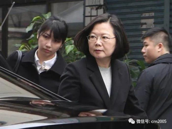 自蔡英文上台以来，民进党分离主义表现为实施“事实台独”。