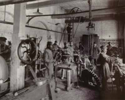 从1905年革命失败到斯托雷平镇压时期，尽管工会会员大量流失、罢工低迷，且资源向维持组织的延续倾斜，但劳工组织通过文化俱乐部、互助协会等合法外壳，在地下党人的参与下，维持了运动的火种并实现了“合法与非法”斗争形式的结合 。