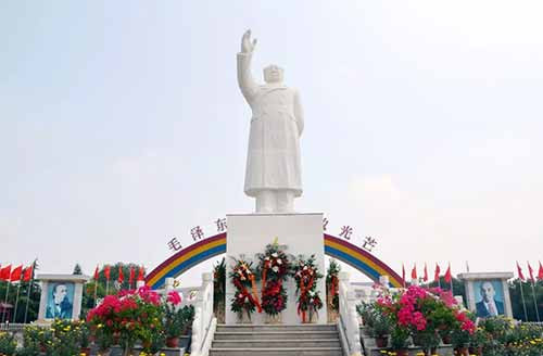 南街村举行纪念毛主席逝世43周年活动