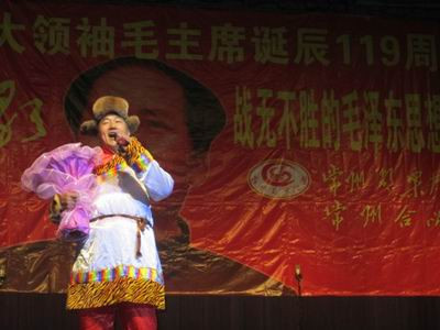 2012年12月26日被人们称呼为“中国红歌总司令戴诚”唱出“毛泽东之歌”,让人热血沸腾、让人情不自禁泪水不断模糊眼睛。