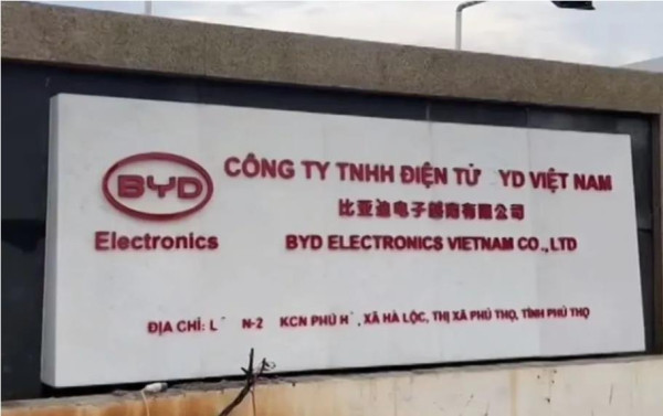 比亚迪把国内的那一套管理制度原封不动地照搬到越南,就遭到了越南工人的强力抵制。字节跳动作为中国新兴的互联网巨头,在对英国输出“996工作制”时,也遭到英国员工的强力抵制而被迫取消。中国资本的“996”红利,“007”红利,到了国外都荡然无存。为什么许多中国工厂搬去越南,搬去印度,没几年又搬回国了?