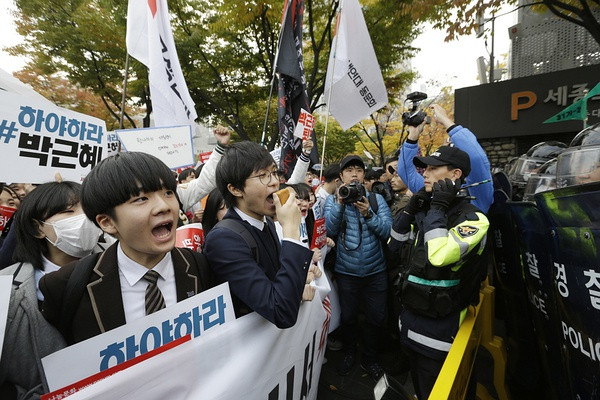 南朝鲜30万人倒朴 游行学生：成立革命政权