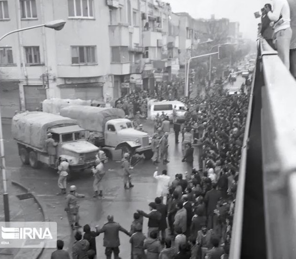 1979年的伊朗，在一片强烈反对声浪中，如何一步步走上神权政治？