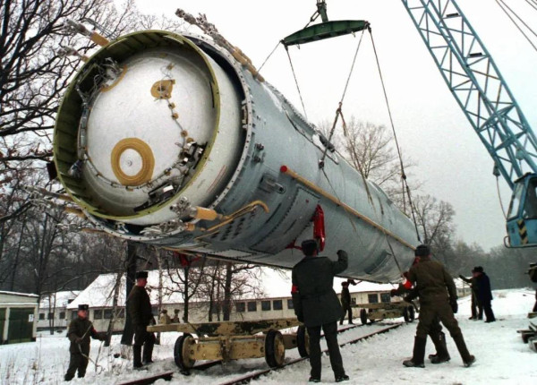 乌克兰自废武功，因为她的独立是苏联解体后轻松得到的，所有的遗产来的太容易了。而中国的完全独立，是以近100年的时间，700万英雄儿女用献血和生命换回来的！