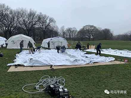 新冠肺炎永远不会在美国的土地上绝迹了，除非每个美国人都得一遍，一些人不幸的死去，而幸运的人会活下来，这也就是被动实现的群体免疫。