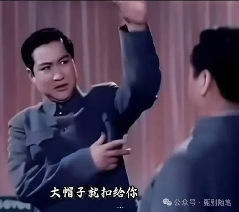 最近在网上看到一种很有意思的乱象。有时候，一件事情明明只是普通人的日常争论，起因甚至小得可怜：有人抱怨工作太累，有人替公司说了两句；有人讨论男女关系，有人提出了不同意见；有人谈到一个社会事件，有人没有按照预想的方向表达态度。可评论区很快就会出现一种熟悉的声音：“你到底站哪边？”